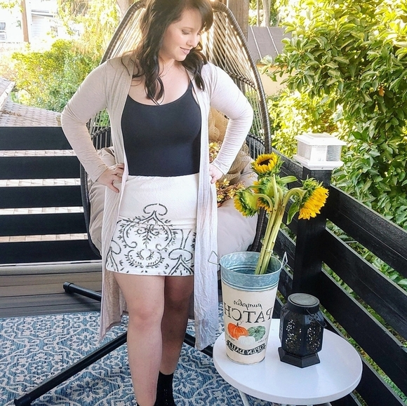 Embellished Mini skirt size large - Picture 3 of 9